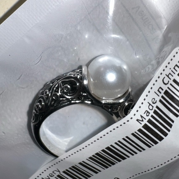 $4 GORGEOUS RING SIZE 8. NEW. $4 IF BUNDLED - Picture 3 of 3